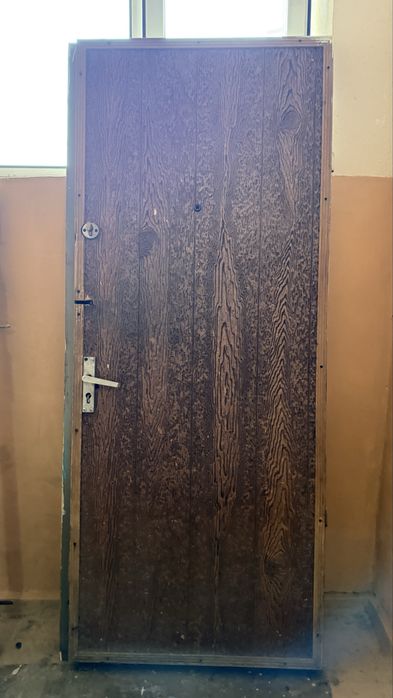 Прочная дверь с обшивкой