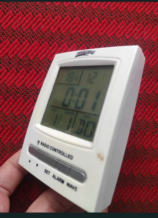 Ceas cu alarmă, calendar și masurat temperatura