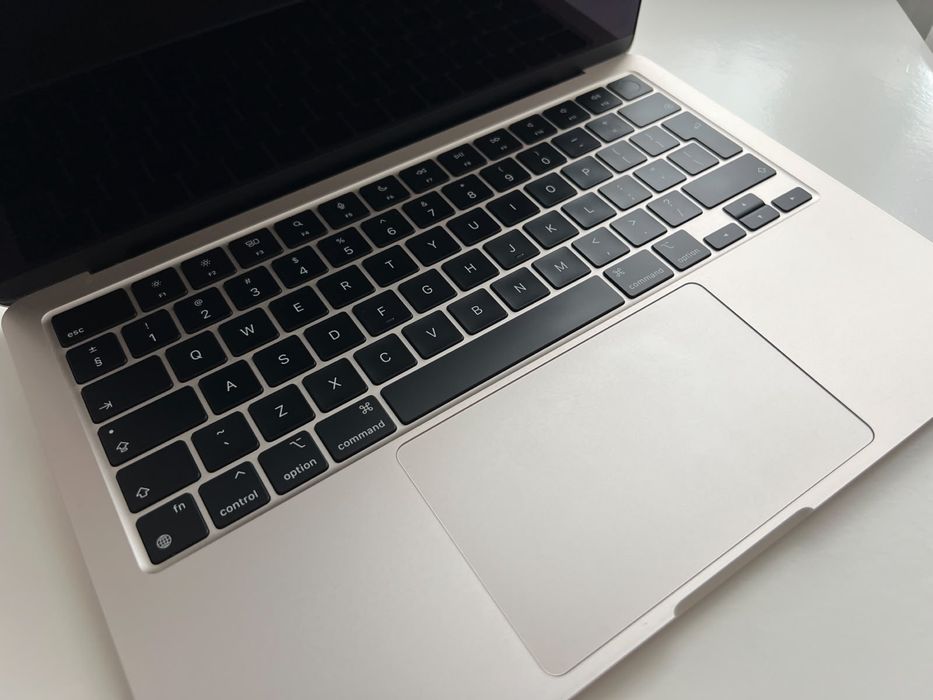 Macbook Air M2 - Starlight - 8GB RAM/256GB