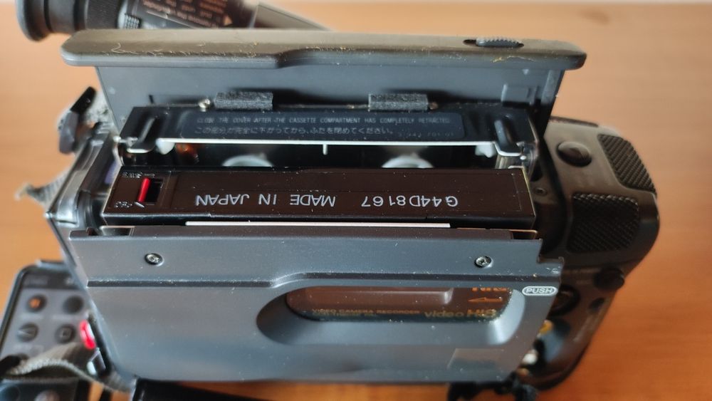 Sony Video Hi8 Handycam CCD-TR805E + Пълен комплект аксесоари (За части/ремонт)
