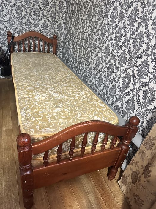 Продам деревяную кровать