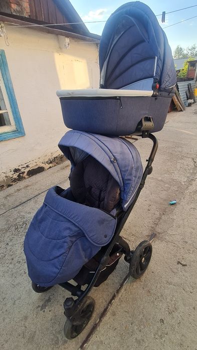 Продам коляску все сезонная .
