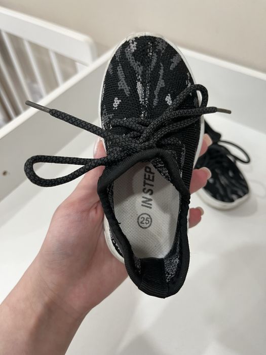 Продам детские кроссовки