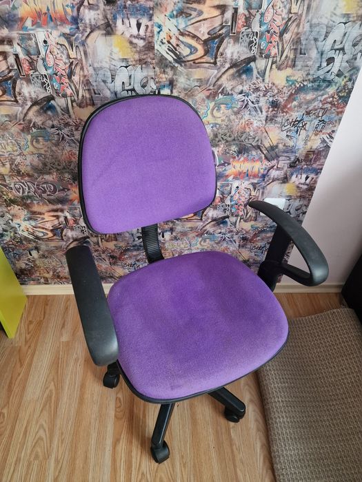 Стол на колелца с облегалка