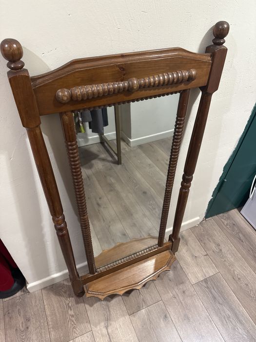 Зеркало в деревянной раме