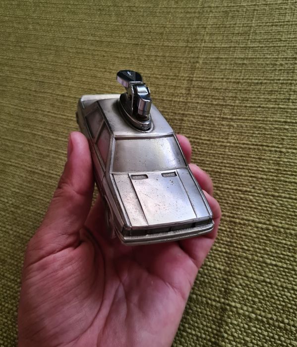 Bricheta In Forma De Masina Renault 9 Metal Veche De Colectie