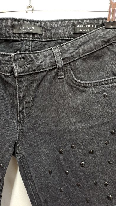 Черни дънки Guess Merilyn 3 Zip Skinny Low с капси и накъсани детайли