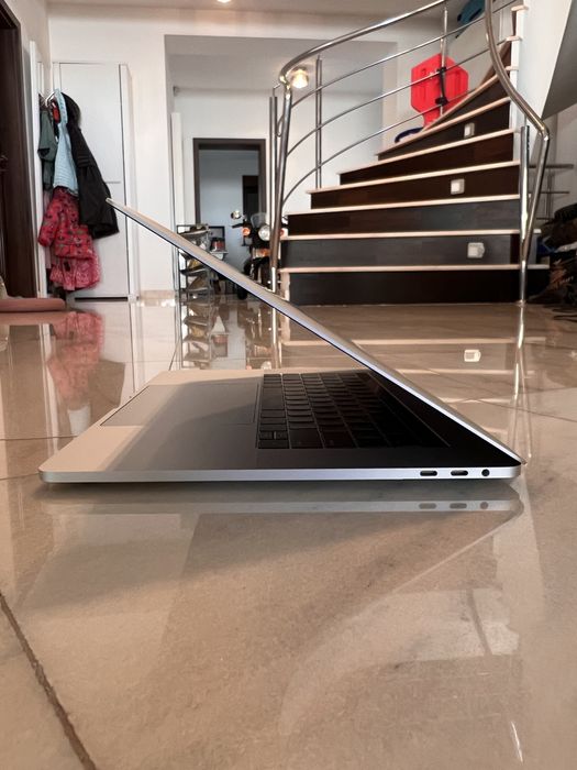 Laptop MacBook Pro i7 2.9ghz 16gb ddr3 512SSD Radeon Pro 560 impecabil