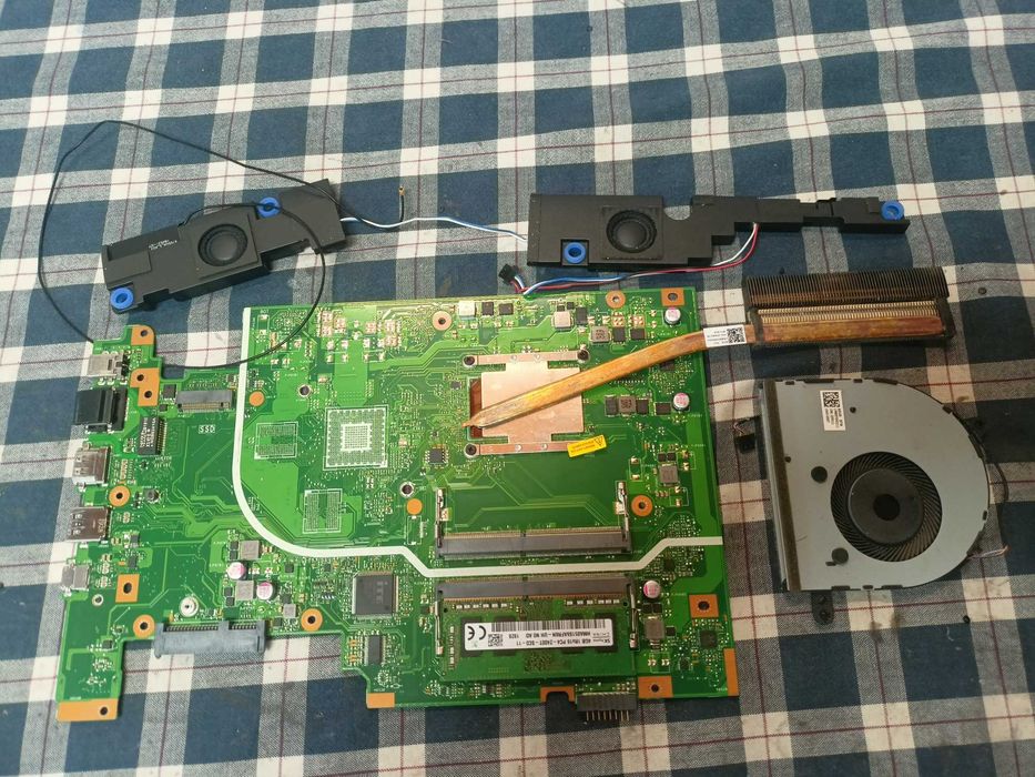Elemente Asus R702u X705Q