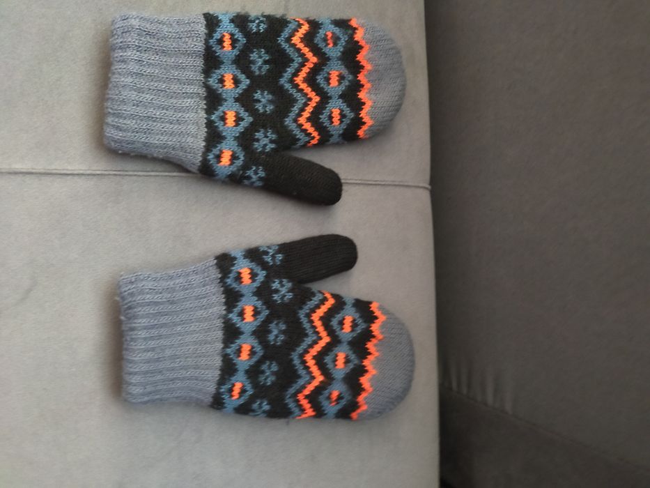 Варежки продам..