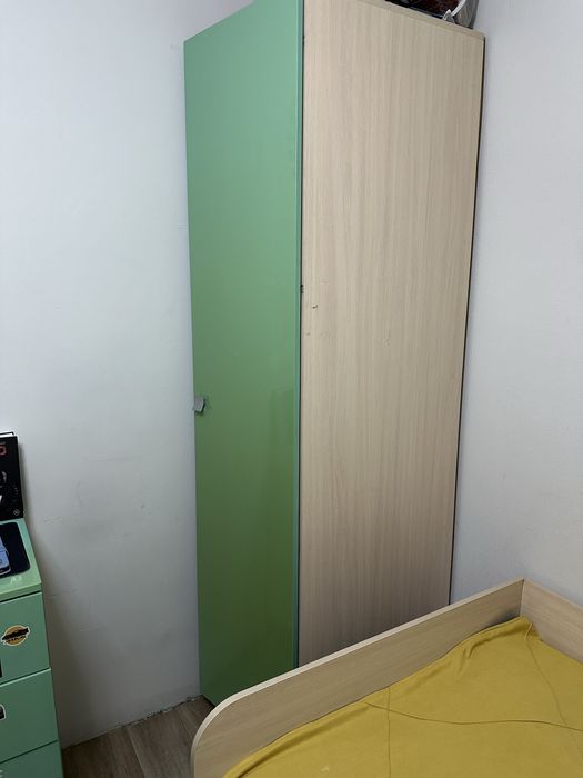 Две кровати и тумбочка