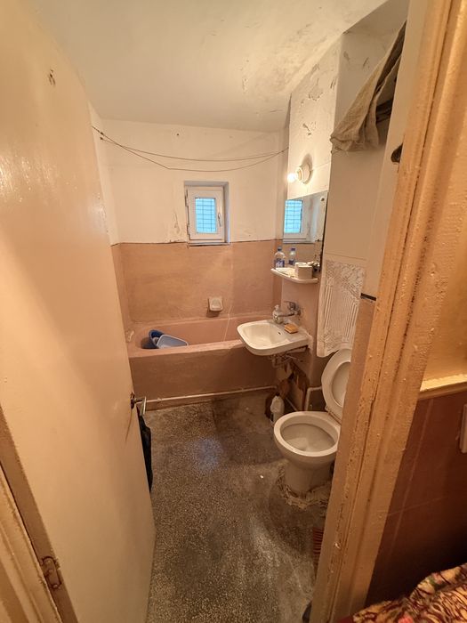 De vanzare apartament  cu 2 camere, INEL 2