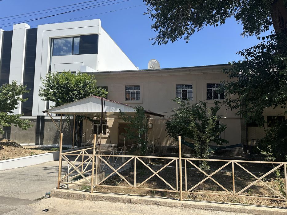 Yakkasaroyda 2 etajli hovli sotiladi