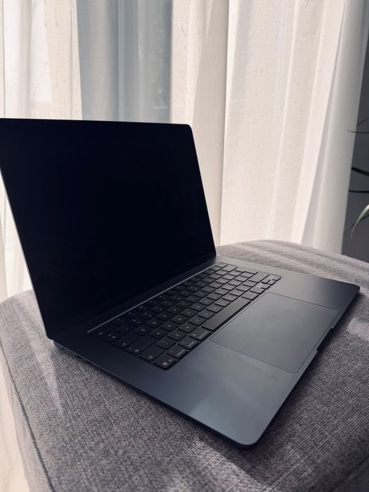 MacBook Air 15” M4 – 2025 – 16 GB RAM sănătate baterie 100%
Vând MacBook Air 15”, model 2025