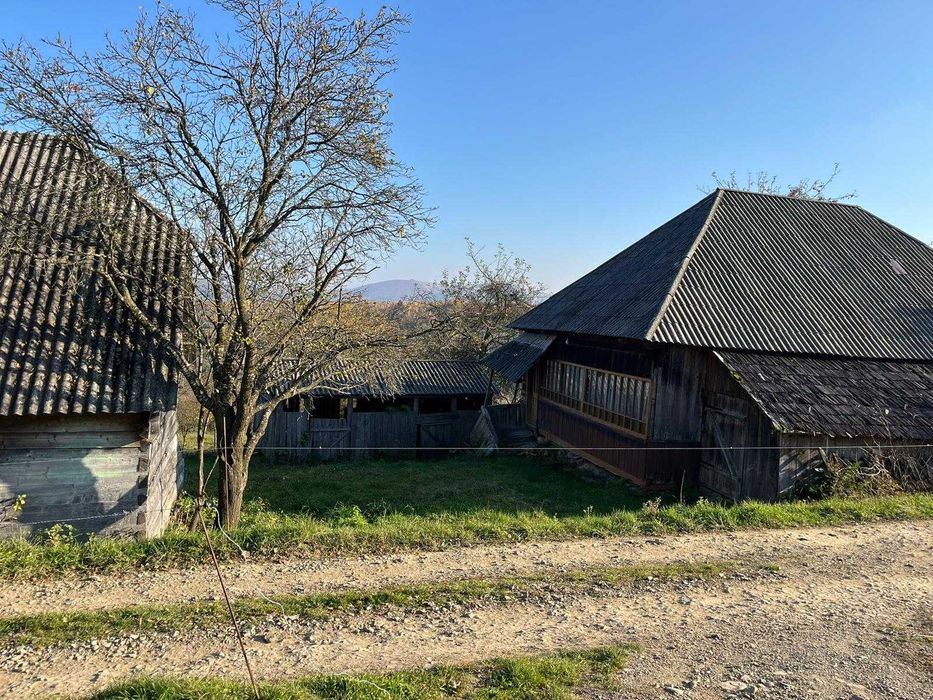 Vand casa traditionala maramuresana si sura pentru relocare