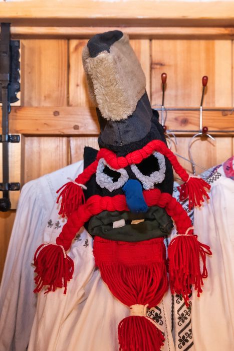 Vând masti traditionale românești făcute manual handmad