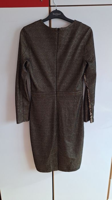 Rochie aurie, paiete şi franjuri