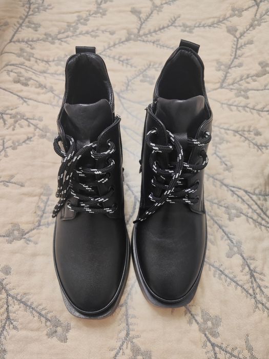 Продам ботинки новые женские