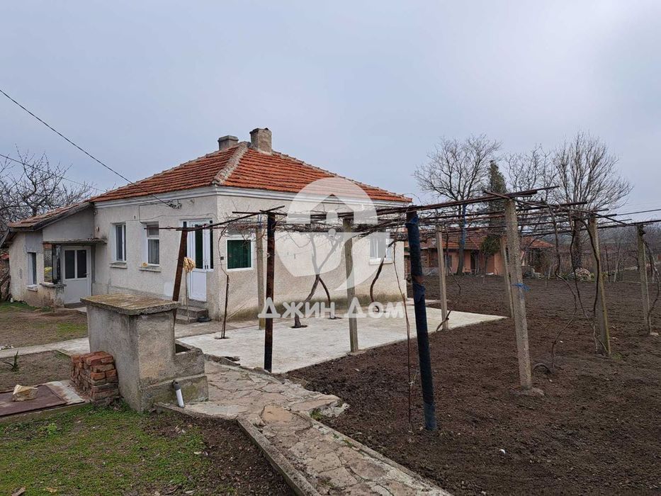 Едноетажна къща с двор в с. Черноград