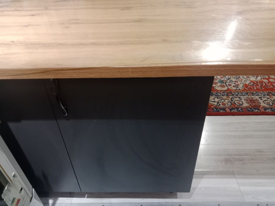 Продается стол со шкафом