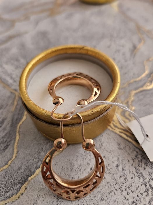 Продам золотые серьги