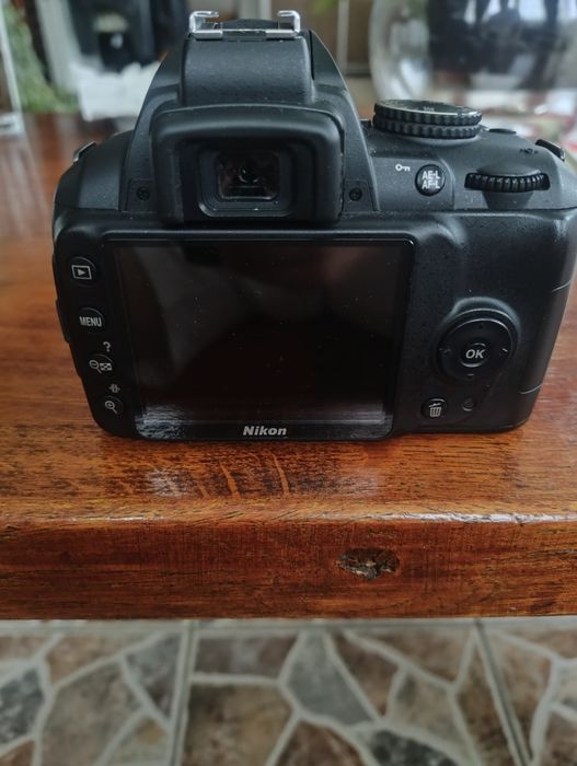 Nikon     D 3000