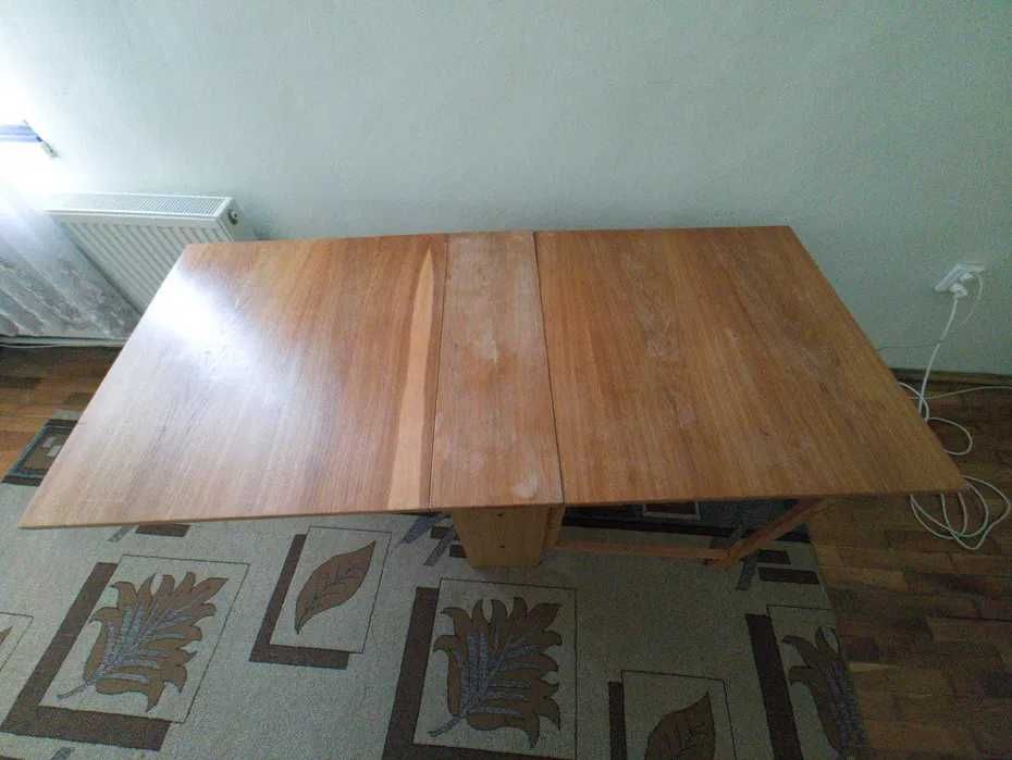 Vand o masa cafea din lemn si o masa plianta extensibila.A se vedea preturile