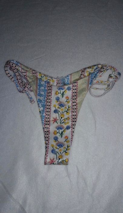 Costum de baie alb cu flori