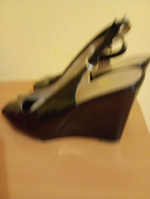 Лачени сандали Bata Промоция!