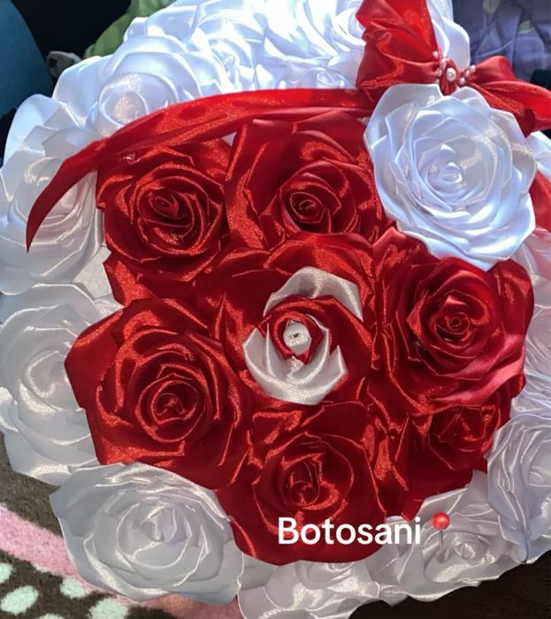 Buchete de trandafiri din satin personalizate