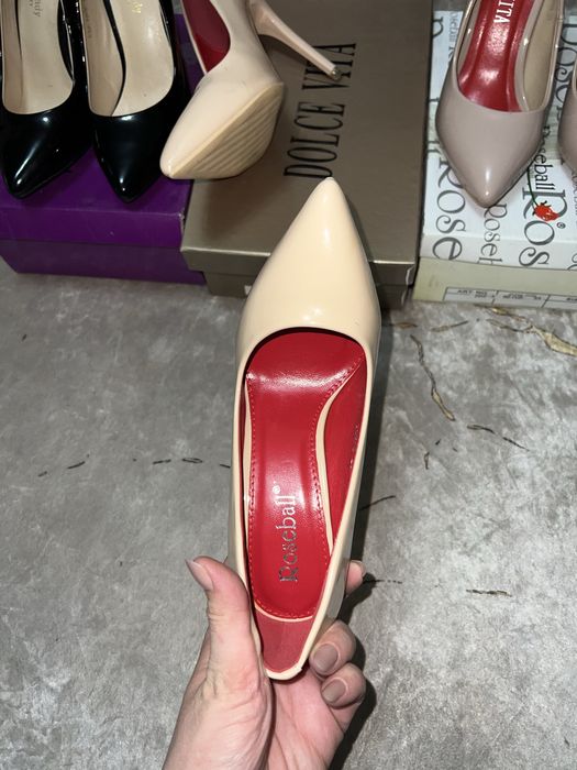 Лабутены разные