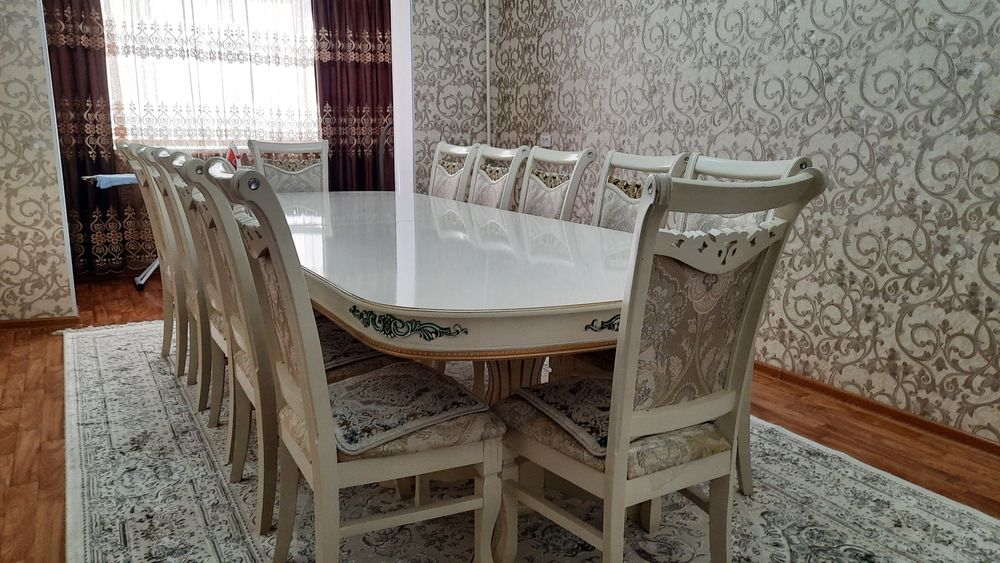 Продаётся стол и стулья