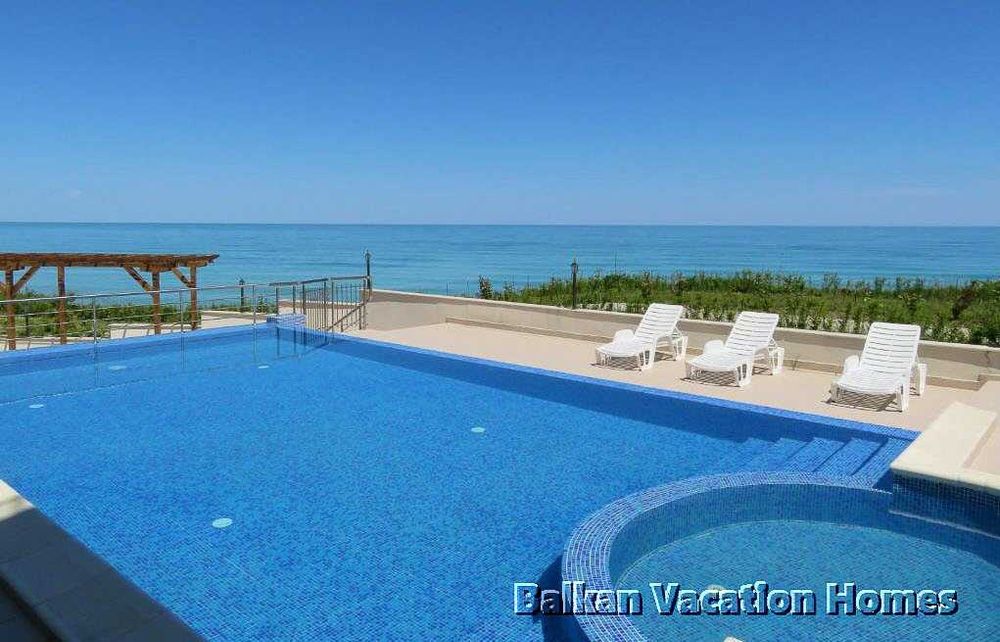 Двустаен апартамент с голяма покривна тераса – на 100 м от морето