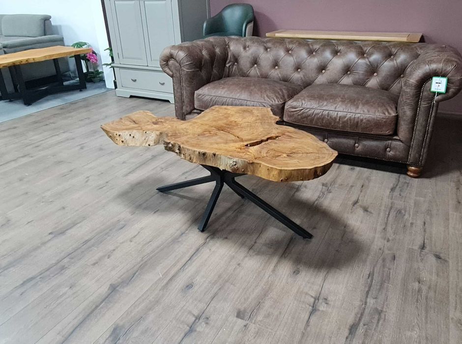 Масивна холна масичка от дърво и метални крака ръчна изработка