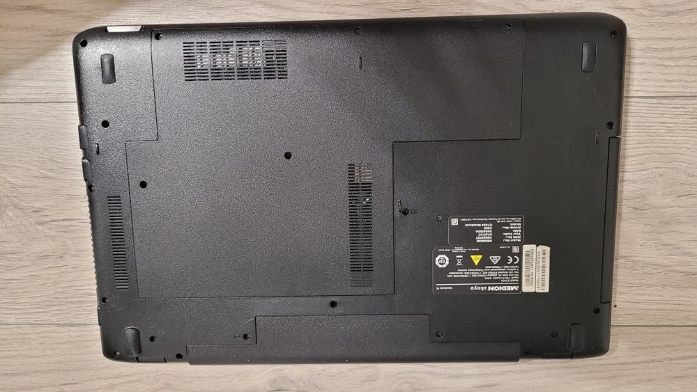 Laptop Medion Akoya E7424  Intel i3-7100u 2.4 GHz/ 8 GB / SSD 120 + 1.5 TB - 17.3 Full HD