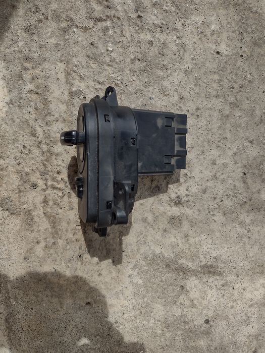 Продавам ключ за фарове за ford fiesta пета генерация