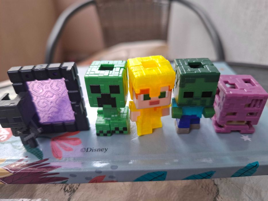 Продавам или разменям фигурки от Kinder joy Minecraft