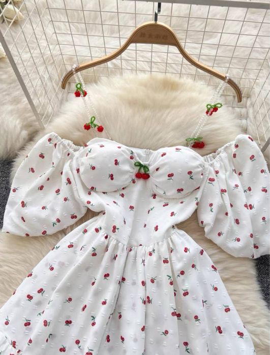 Летнее платье с вишенками