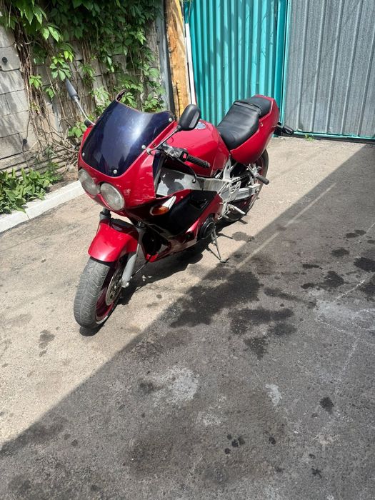 Yamaha fzr400.  .