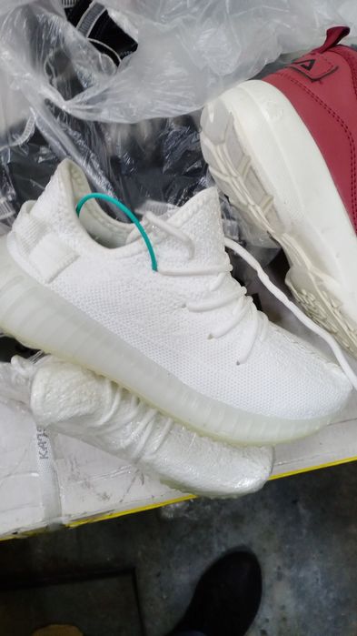 Продам белые кроссовки кожаные