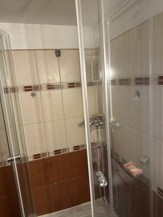 Cabina dus cu cadita