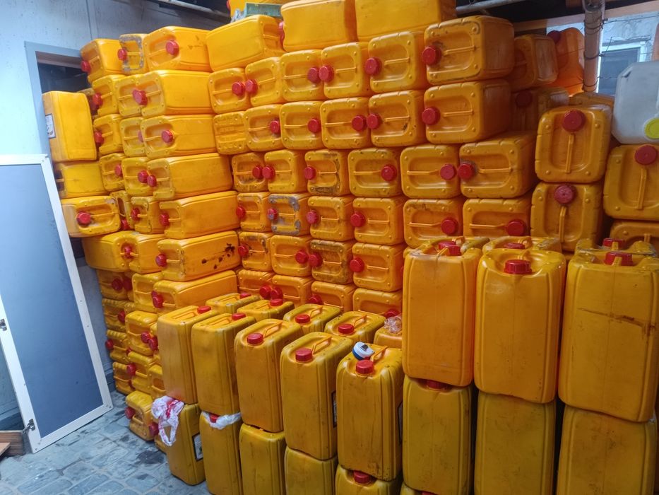 Канистры.       .