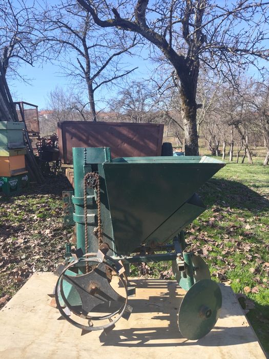 Vand masina de pus cartofii pentru motocultor