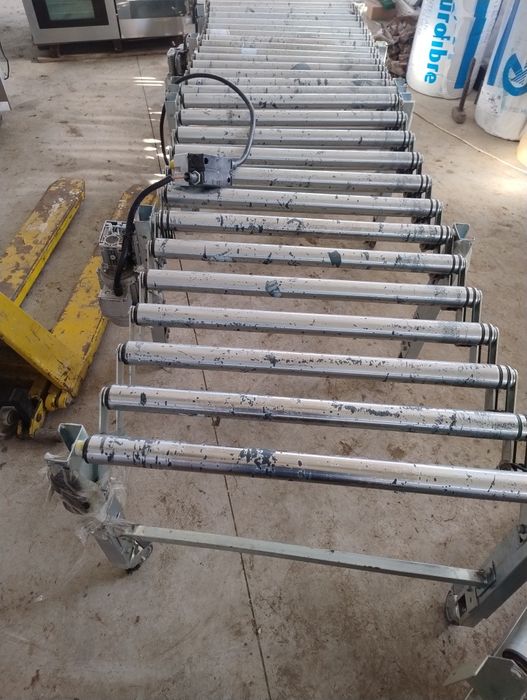 Banda cu role acționat electric