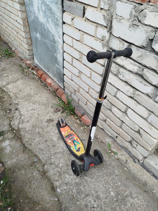 Продам самокат на 6-8 лет