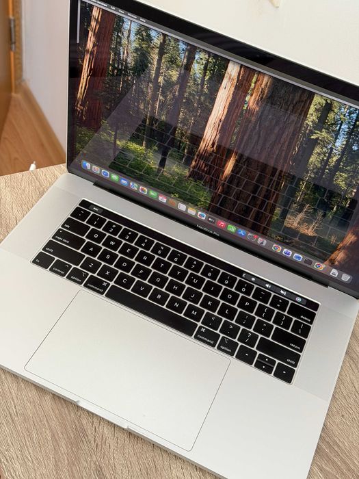 MacBook Pro 15 inch 2018, i7, 16 GB RAM, SSD 512 GB