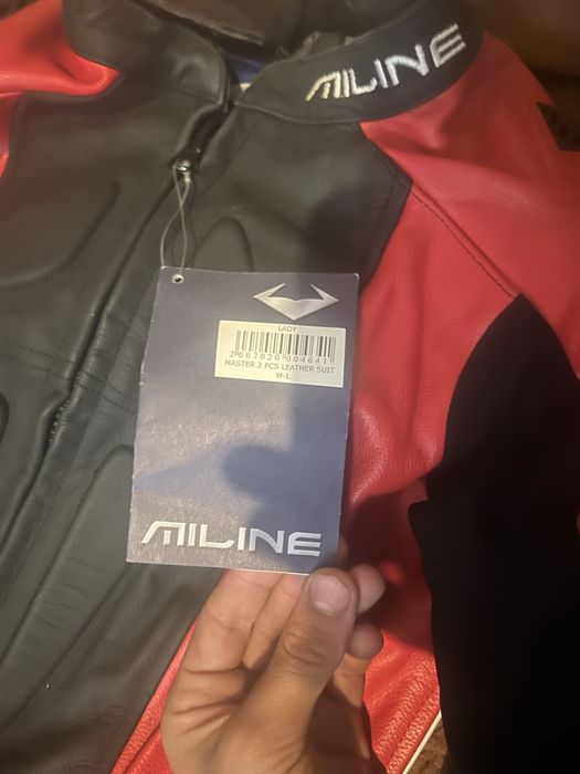 Costum de piele de motor ne purtat este nou nouț are și eticheta