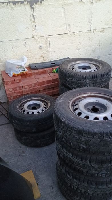 Vând cauciucuri ceuri 215/65/15