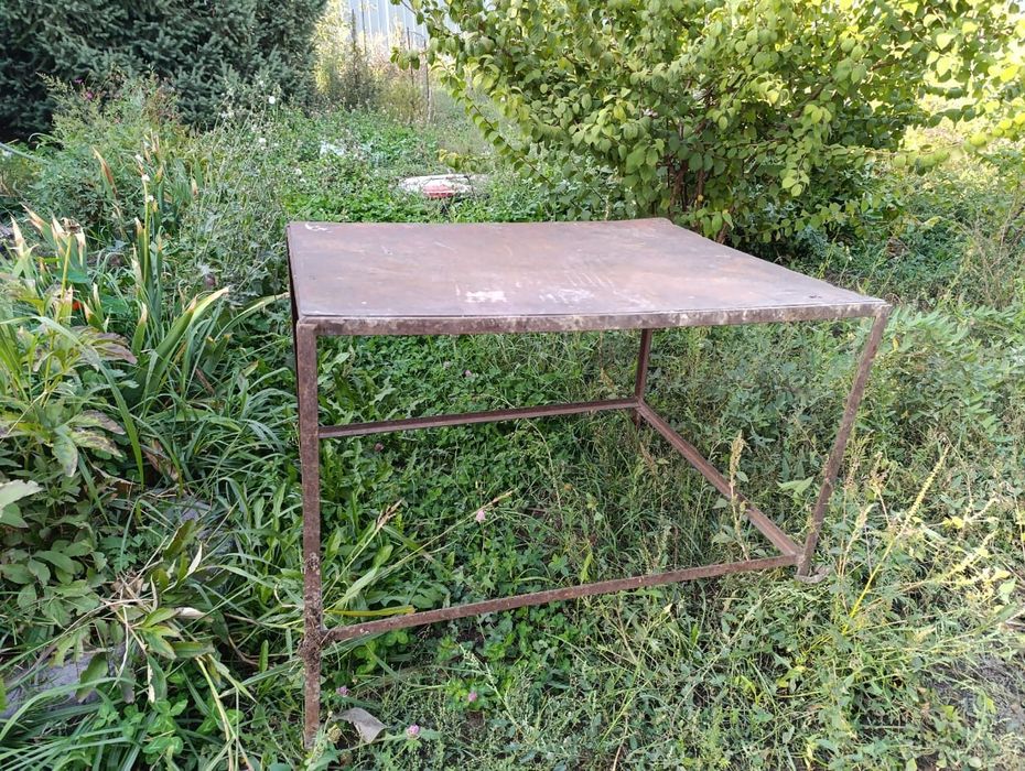 Стол железный крепкий