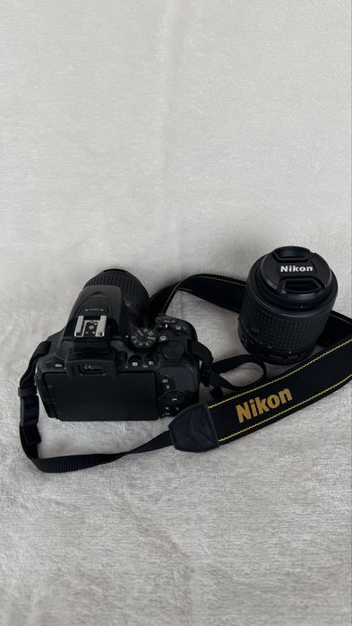 Nikon D5500 + 2 obiective (18-55 VR + 55-200 VR) + 2 baterii + încărcător + geantă/sacoșă + card 32GB